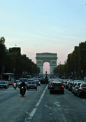 Sous le ciel parisien, l'Arc de Triomphe
